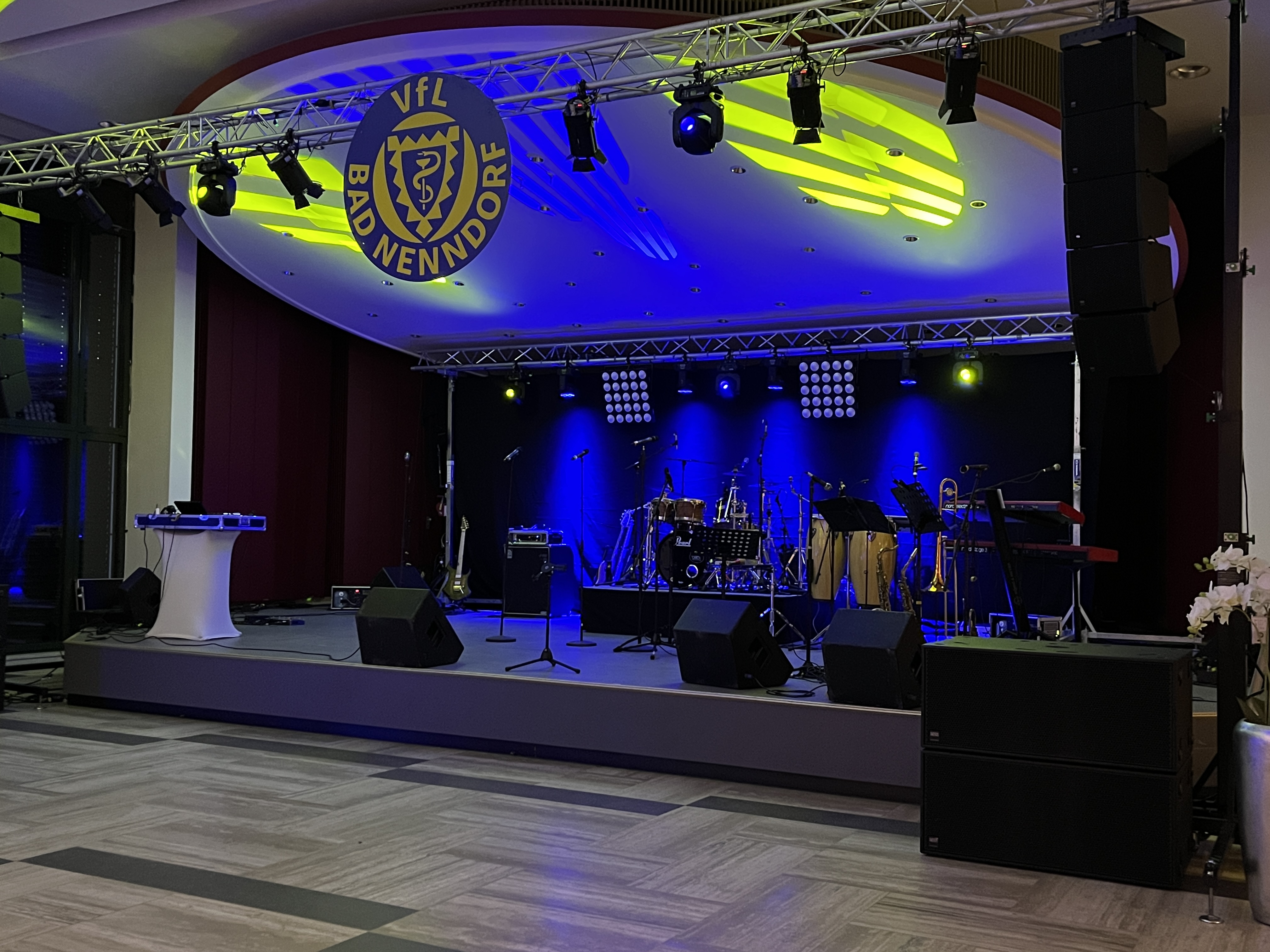 DJ Chris Fade mit modernem DJ-Equipment